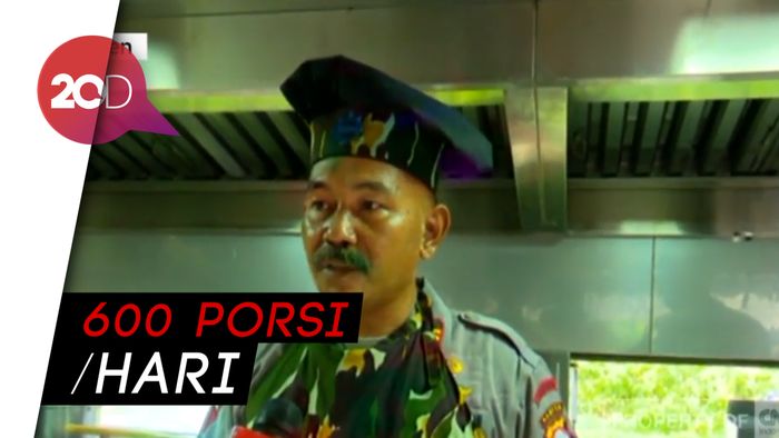 Melihat Mobil Dapur Brimob Penyedia Makanan untuk Pengungsi 