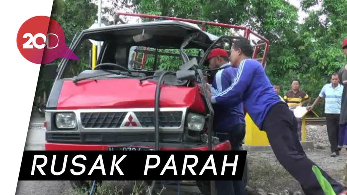 Pikap Muatan Elpiji Ringsek Ditabrak Kereta, Satu Tewas