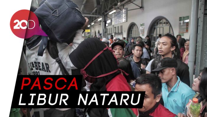 Suasana Arus Balik di Stasiun Senen dan Bandara Halim