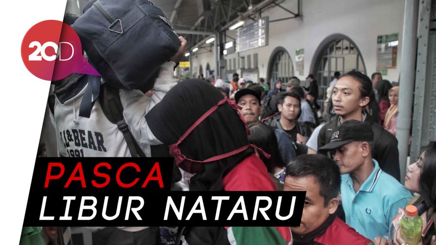 Suasana Arus Balik di Stasiun Senen dan Bandara Halim