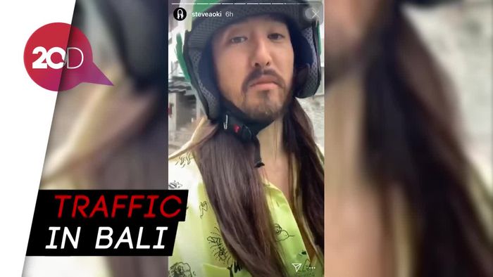 Ogah Kena Macet, Steve Aoki Pilih Naik Ojek di Bali