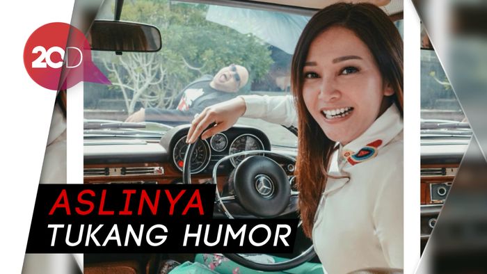 Gemash! Saat Irwan Mussry Gangguin Maia Estianty Berfoto