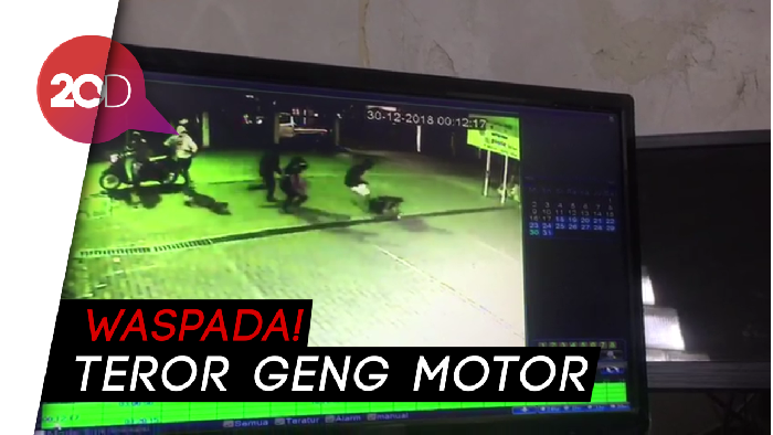 Terekam CCTV, Aksi Geng Motor Sadis Bacok Warga Depok