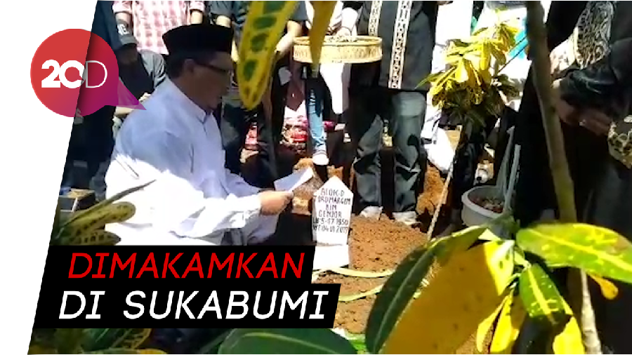 Jenazah Torro Margens Dimakamkan, Tangis Istri dan Anak Pecah