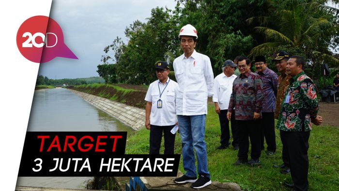 Jokowi Tinjau Perbaikan Irigasi di Blitar