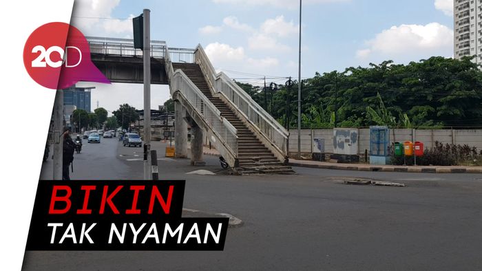 Waduh! Ujung JPO Ini Malah di Jalan Raya