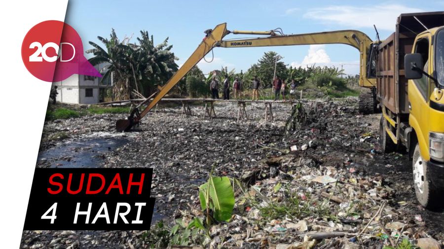 Butuh Dua Alat Berat Bersihkan Sampah Kali Pisang Batu
