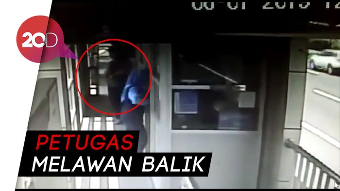 Ngeri! CCTV Rekam Percobaan Perampokan di Halte TransJ