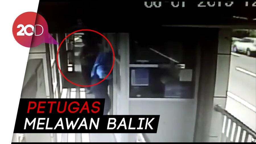 Ngeri! CCTV Rekam Percobaan Perampokan di Halte TransJ