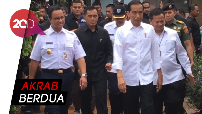 Becek-becekan, Jokowi-Anies Tinjau Warung Nasi Uduk di Tambora