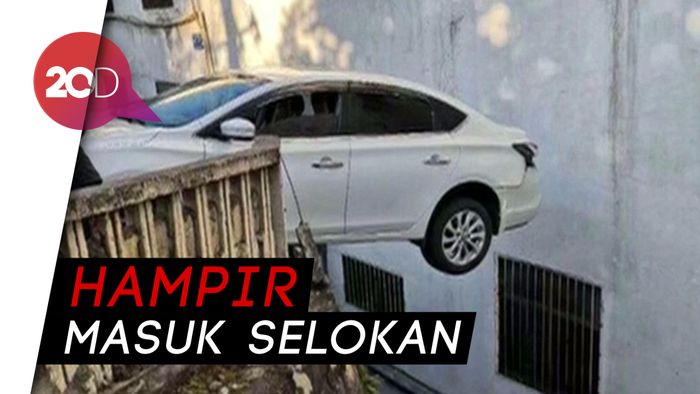 Hampir Nyungsep! Warga Gotong Royong Evakuasi Mobil di China