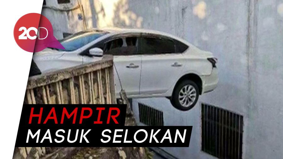 Hampir Nyungsep! Warga Gotong Royong Evakuasi Mobil di China