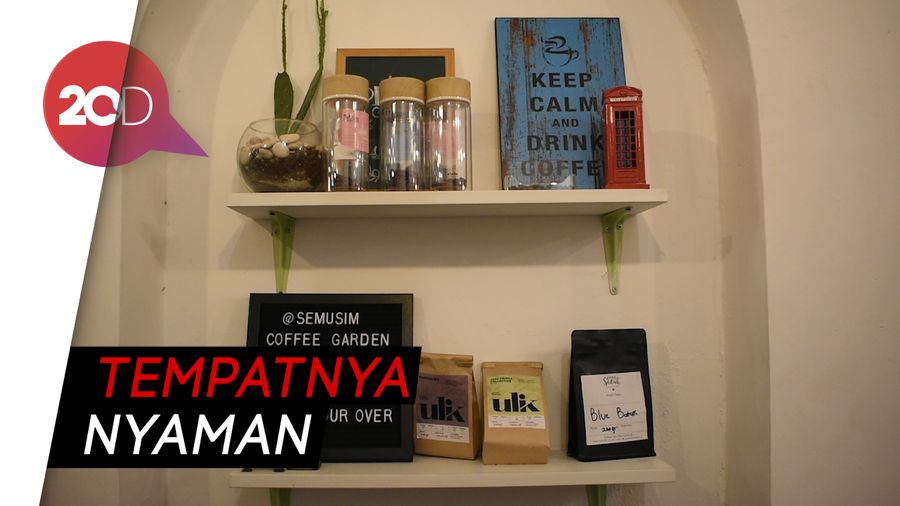 Menyeruput Es Kopi di Restoran yang Homey