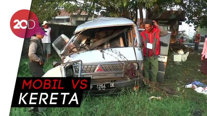 Mobil Disambar Kereta di Pasuruan, 5 Orang Tewas