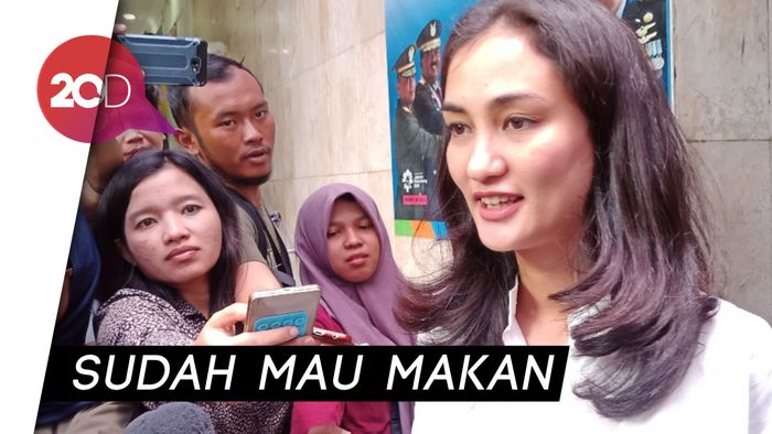 Atiqah Hasiholan Bersyukur Keadaan Ibunya Makin Baik