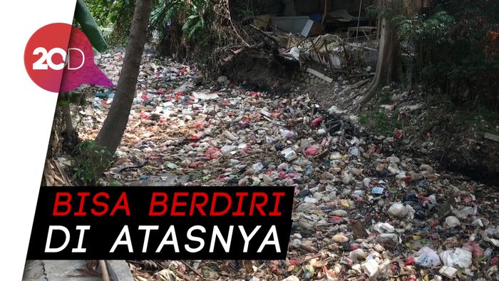 Menapakkan Kaki di Sungai Sampah Bekasi