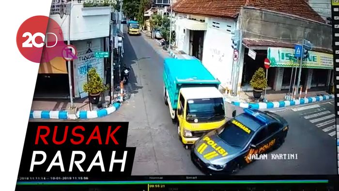 Mobil Pengawal Tahanan Ditabrak Truk di Mojokerto
