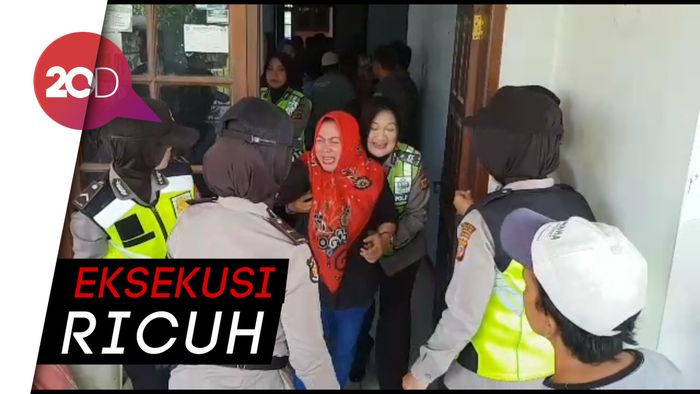 Rumahnya Dieksekusi, Dua Orang Jatuh Pingsan 