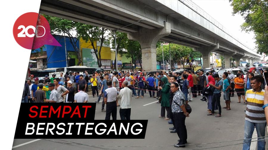 Warga Blokir Jalan Protokol di Palembang Gara-gara Larangan Parkir