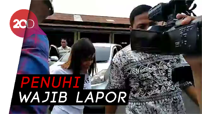 Datang ke Mapolda Jatim, Avriellia Shaqqila Diam Seribu Bahasa