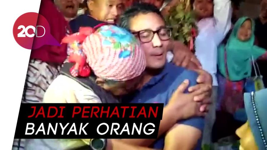 Saat Sandi Tetiba Dipeluk Erat Emak-emak Pemulung di Pasar Rembang