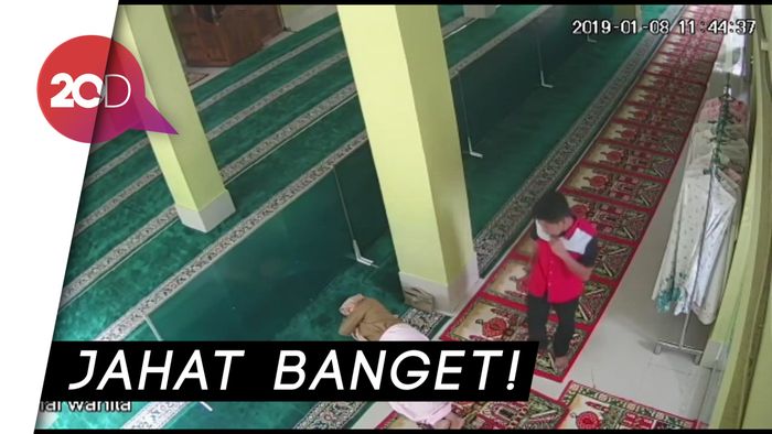 Celingak-celinguk, Gaya Maling Ini Ambil HP di Masjid