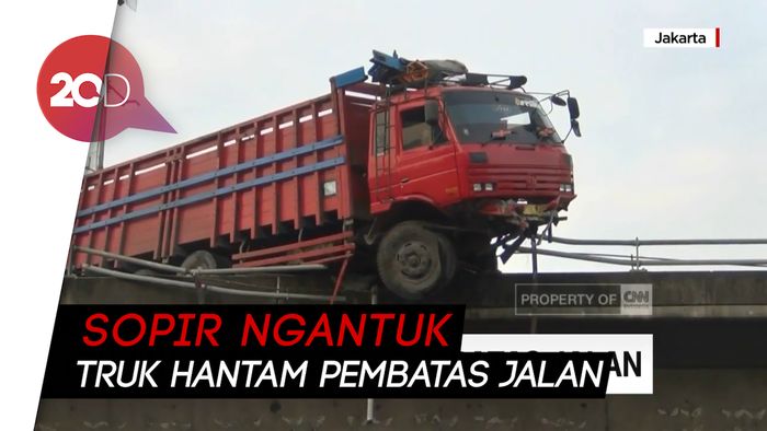 Ngeri! Selangkah Lagi, Moncong Truk Ini Terjun dari Fly Over