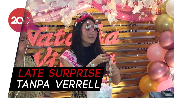 Surprise! Natasha Wilona Dikasih 3 Kado Unik Ini dari Fans