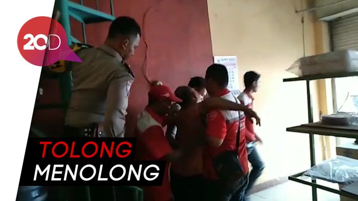 Aksi Heroik Evakuasi Pria Kesetrum