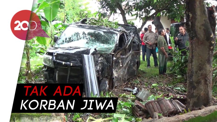 Mobil Pembawa Duit Rp 700 Juta Tabrak Pohon & Nyasar ke Pekarangan
