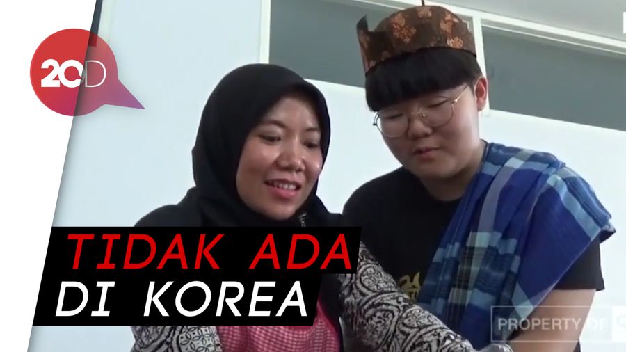 Wih! Kue Putu Jadi Favorit Pelajar Korsel Saat ke Surabaya