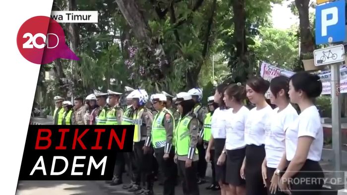 Polisi ‘Gandeng’ SPG Tertibkan Lalu Lintas Surabaya
