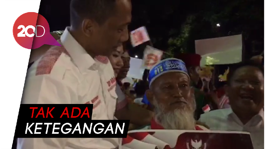 Adem... Pendukung Jokowi-Prabowo Ngobrol dan Tertawa Bersama