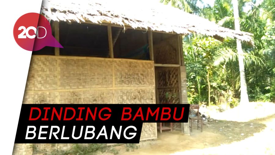 Miris! Sekolah di Aceh Ini Beratap Daun Beralaskan Tanah