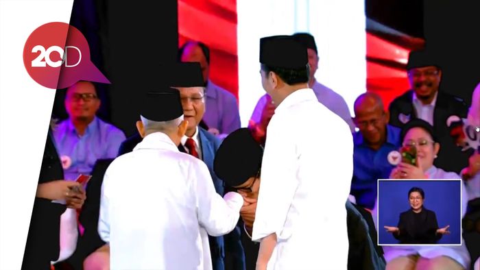 Saat Sandiaga Cium-cium Tangan Maruf Amin