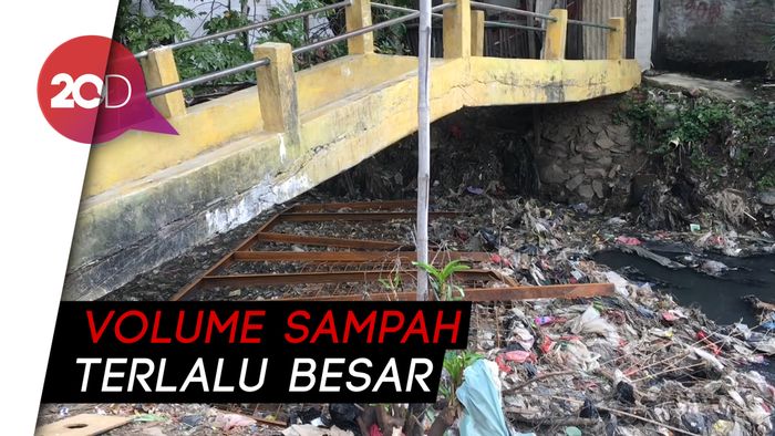 Dear Kang Emil, Jaring Sampah di Kali Perbatasan Bekasi Jebol!