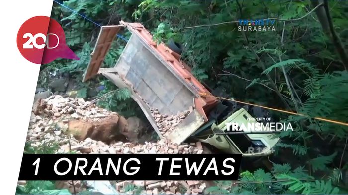 Nekat Nanjak, Truk Terjun Bebas ke Jurang di Magetan