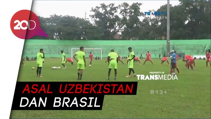 Aremania Sambut 2 Pemain Anyar Saat Gelar Latihan Perdana