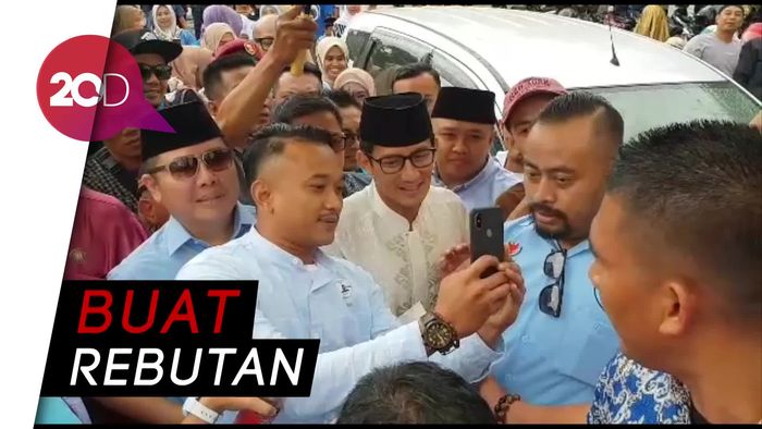 Sandiaga Jadi Objek Selfie Emak-emak di Sukabumi