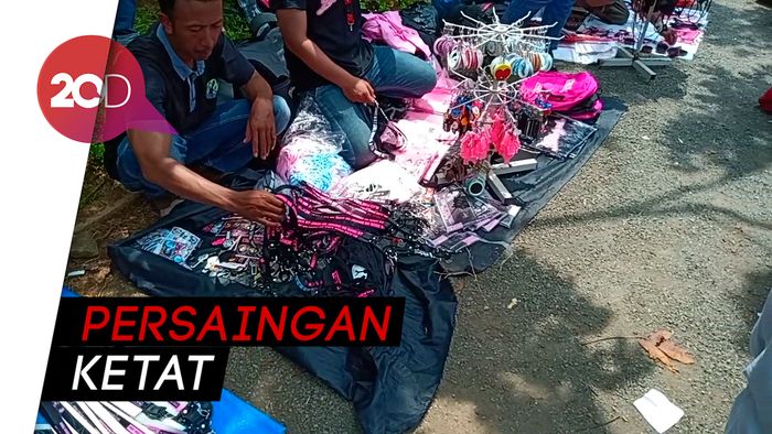 Ramai Pedagang Jual Pernak-pernik K-Pop di Konser BLACKPINK
