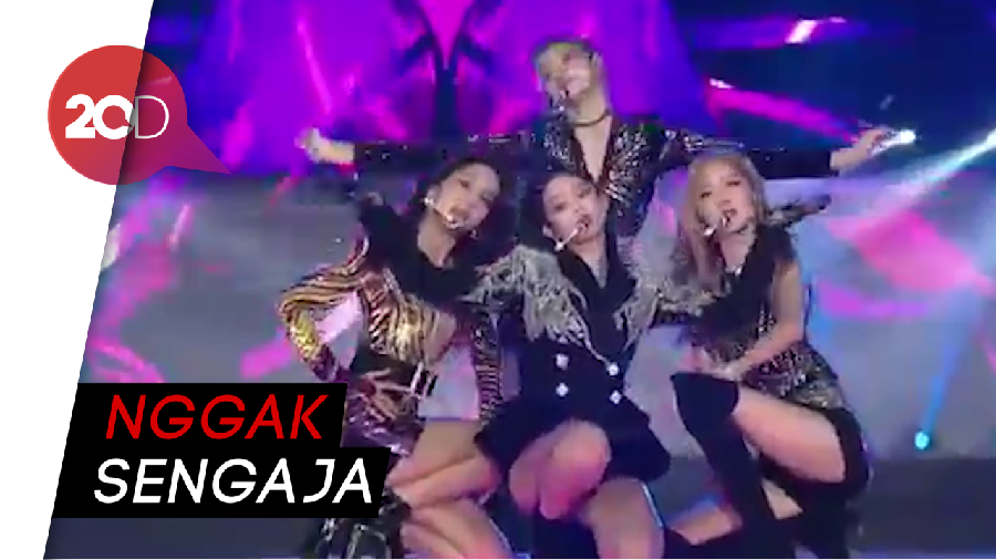 Ssstt.. Kasihan Sepatu Jennie Kenai Kepala Jisoo di Konser BLACKPINK