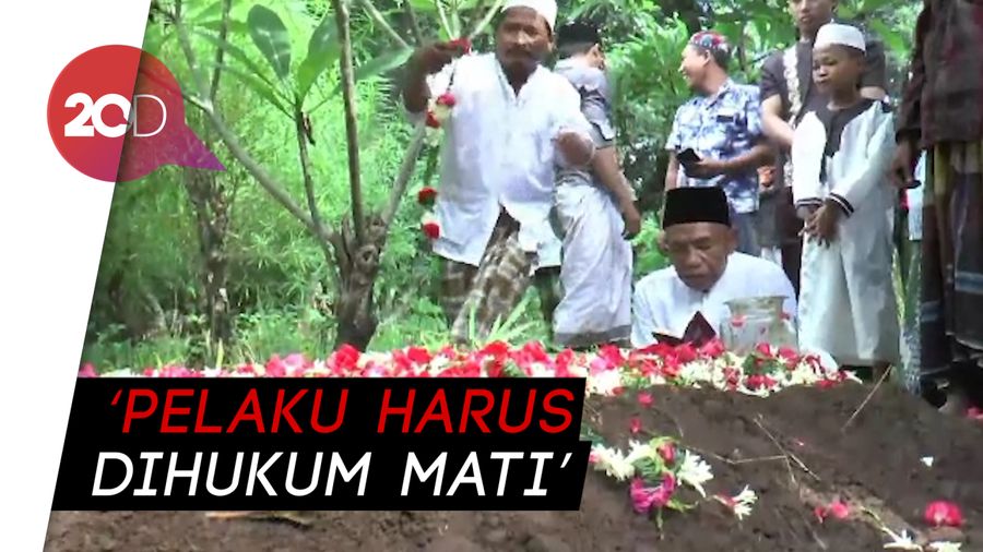 Isak Tangis Iringi Pemakaman Pria yang Tewas Dibakar Dukun dan Istri