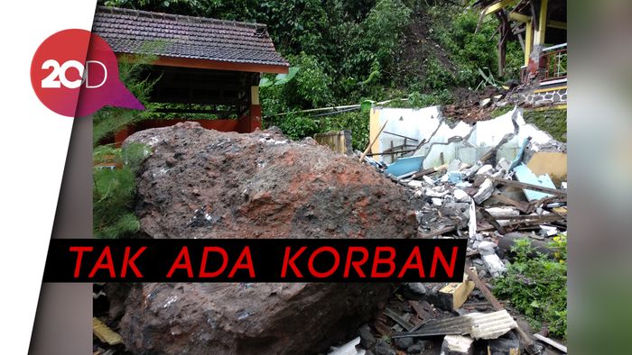 Longsor Hancurkan Bangunan di Area Air Terjun Madakaripura