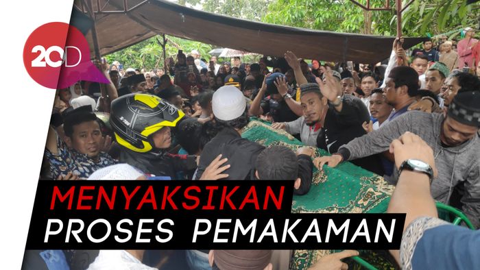 Proses Pemakaman Istri Ustaz Maulana Dipadati Ratusan Warga