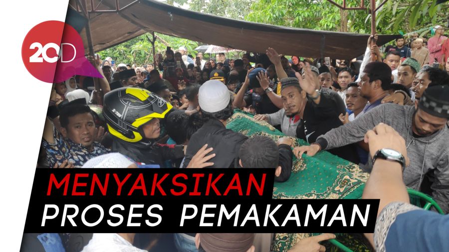 Proses Pemakaman Istri Ustaz Maulana Dipadati Ratusan Warga