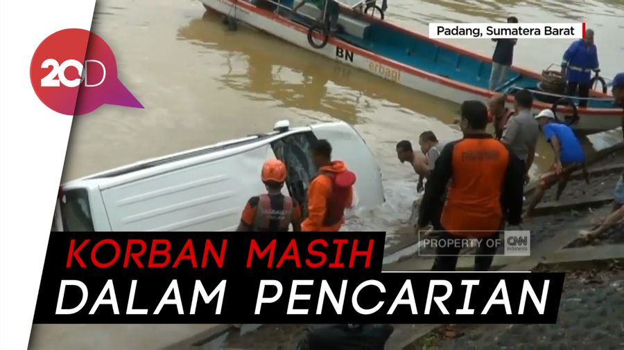 Waduh! Mobil Terjun ke Sungai di Padang