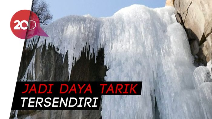 Ketika Udara Dingin Membekukan Air Terjun di Gunung Tai