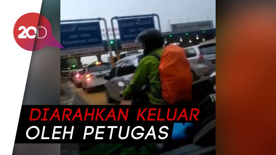 Viral! Bule Naik Motor Nyasar ke Tol