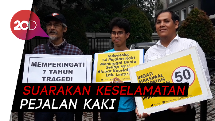 Kenang Tragedi Maut, Koalisi Pejalan Kaki Tabur Bunga di Tugu Tani