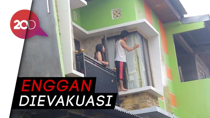 Banjir Setinggi 3 Meter, Warga Tetap Bertahan Dalam Rumah
